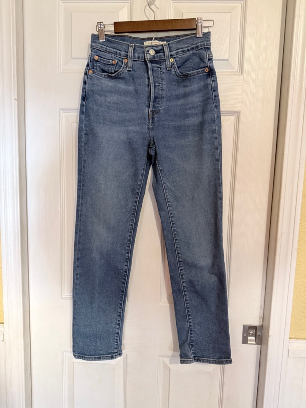Levi's Straight Leg Jeans in Medium Blue